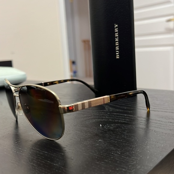 Burberry sunglasses - Picture 3 of 5